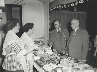 881133 Afbeelding van de bazar georganiseerd door het Nationaal Geuzengesticht Wilhelm van Nassauen te Maarssen in de ...